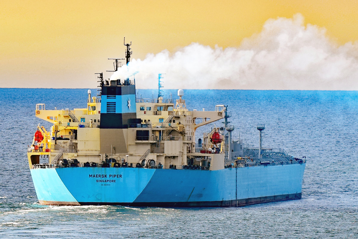 MAERSK PIPER  (IMO: 9319703) am 21.08.2020 in der Ostsee im Licht der untergehenden Sonne. Just zurzeit der Fotoaufnahme kam ordentlich was aus dem Schornstein  raus ...