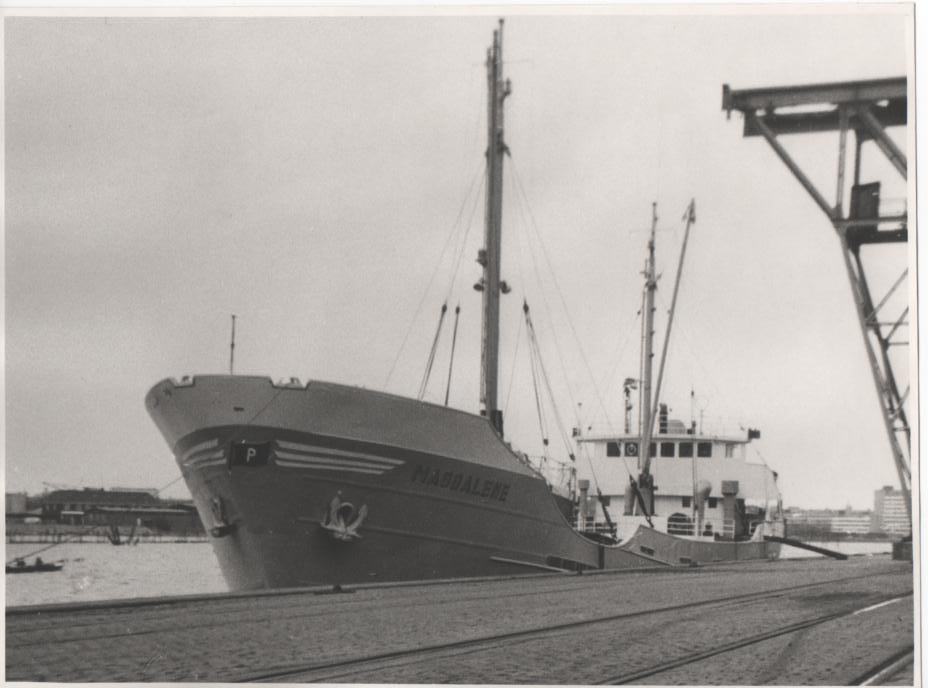 MAGDALENE aus Rendsburg - IMO 5216991 - 1962 bei Sielaff in Büsum für Hans Peterson gebaut.
499 BRT -868 To. -1964 in Kobenhagen