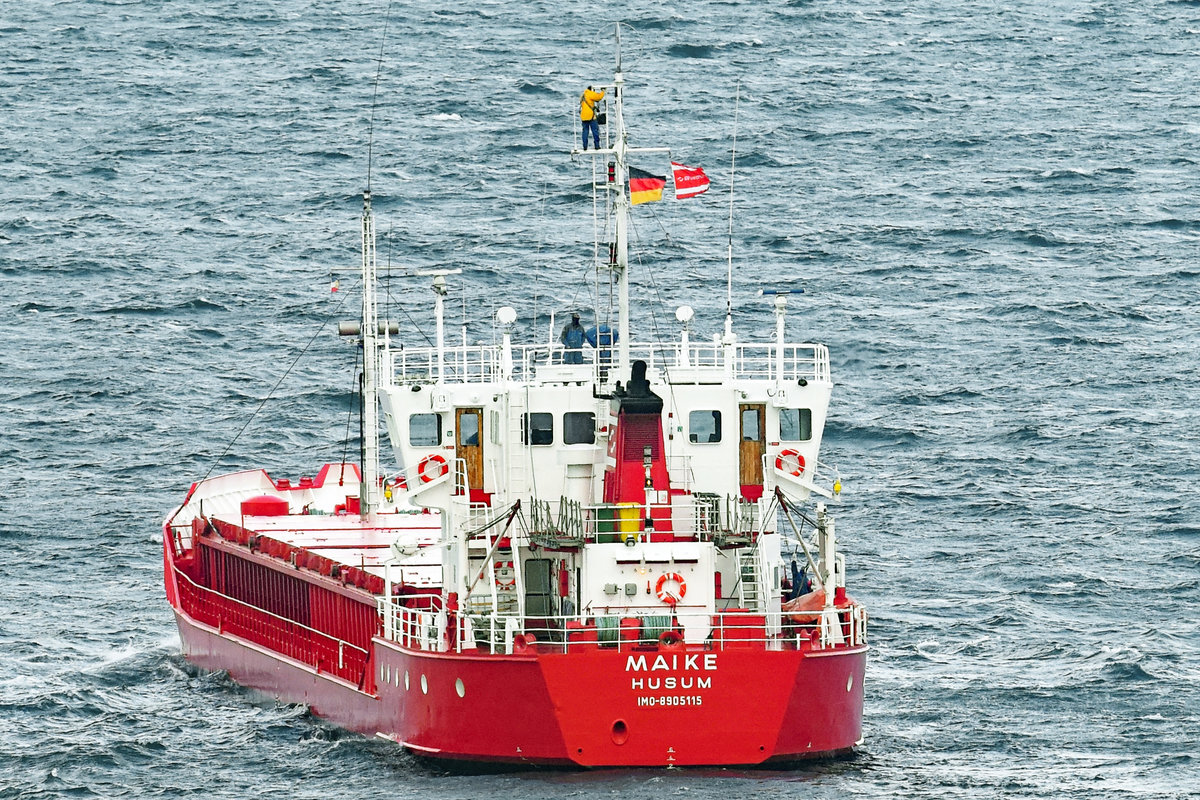 MAIKE (IMO 8905115) am 23.08.2020 in der Ostsee. Man beachte bitte auch den Herrn, der da oben auf dem Mast steht... 