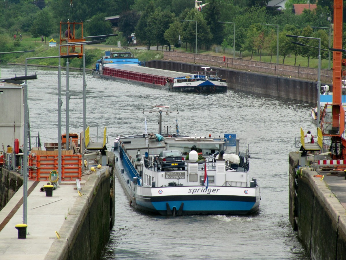 Main-Schleuse Faulbach am 29.07.2013 : GMS Springer (02205138 , 80 x 9,50m) verläßt nach der Talschleusung die Kammer und GMS Kevin (04020060) wird zur Bergschleusung einfahren.