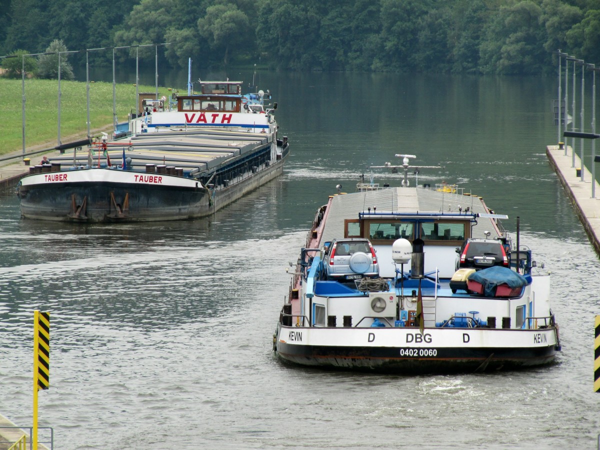 Main-Schleuse Faulbach am 29.07.2013 : GMS Kevin (04020060) verläßt nach der Bergschleusung die Schleuse und GMS Tauber (04701430) wartet auf die Einfahrt in diese. 