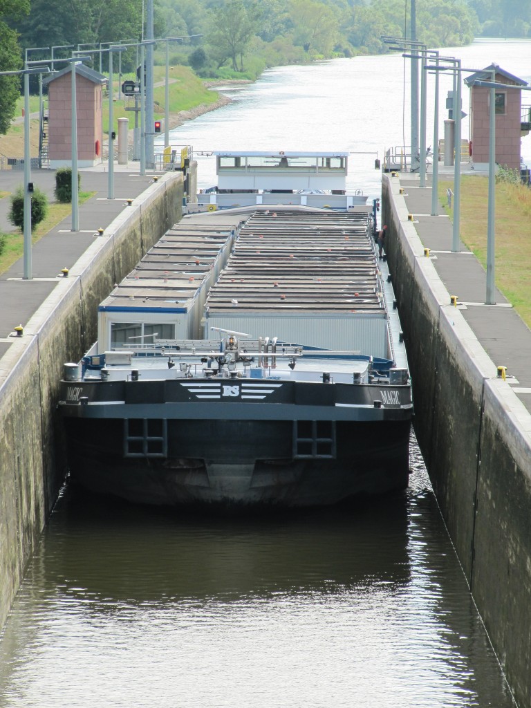 Main-Schleuse Steinbach am 28.07.2013 : GMS Magic (02324784) fuhr zur Bergschleusung in die Kammer ein.