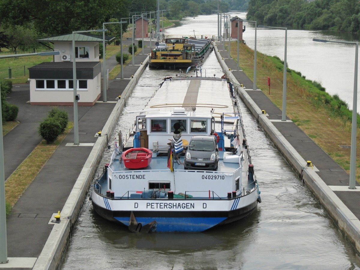 Main-Schleuse Steinbach am 28.07.2013: GMS Vertrauen (04000150 , 86 x 9,50m , im Hintergrund) und GMS Oostende (04029710 , 80 x 9m) warten auf die Talschleusung.