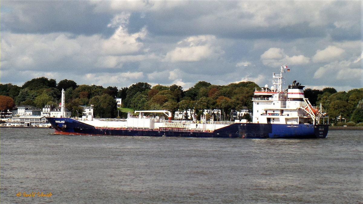 MAINLAND (IMO 9431056) am 15.9.2017, Hamburg auslaufend, Elbe Höhe Finkenwerder /

Öl- / Chemikalientanker / BRZ 5823  / Lüa 122,66 m, B 17,2 m, Tg 6,86 m / 1 Diesel, 3890 kW (5290 PS), 14,5 kn / gebaut 2008 bei Gisan Tuzla Shipyard, Istanbul  / Flagge: Malta, Heimathafen: Valetta / Eigner + Manager: Besiktas Gruppe, Istanbul / 
