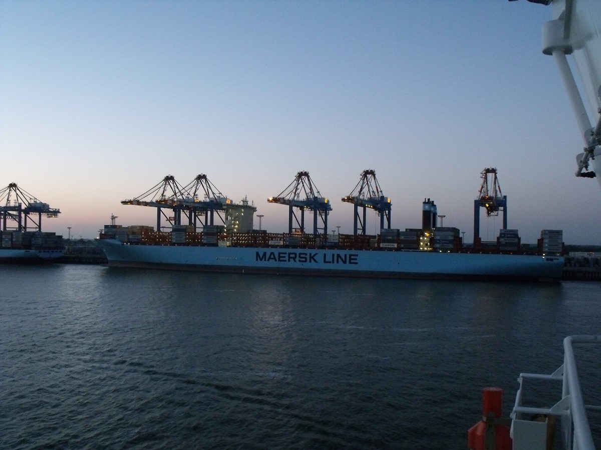 Majestic Maersk am 12.06.2014 um 21:37 in Bremerhaven
imo 9619919 
Triple E Klasse
Bauwerft Daewoo Shipbilding Korea
Länge 399m Breite 59m Tiefgamg 15.50 m
2x MAN zweitakt Diesel
Leistung 59.360KW max 25.0 kn
Tragfähigkeit 194153 tdw 18270 TEU
IN Fahrt seit August 2013