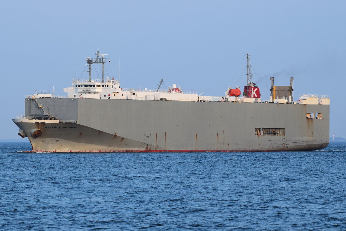 MALACCA HIGHWAY , Fahrzeugtransporter , IMO 9235414 , Baujahr 2001 , 139m × 23.2m , am 03.09.2018 bei der Alten Liebe Cuxhaven 