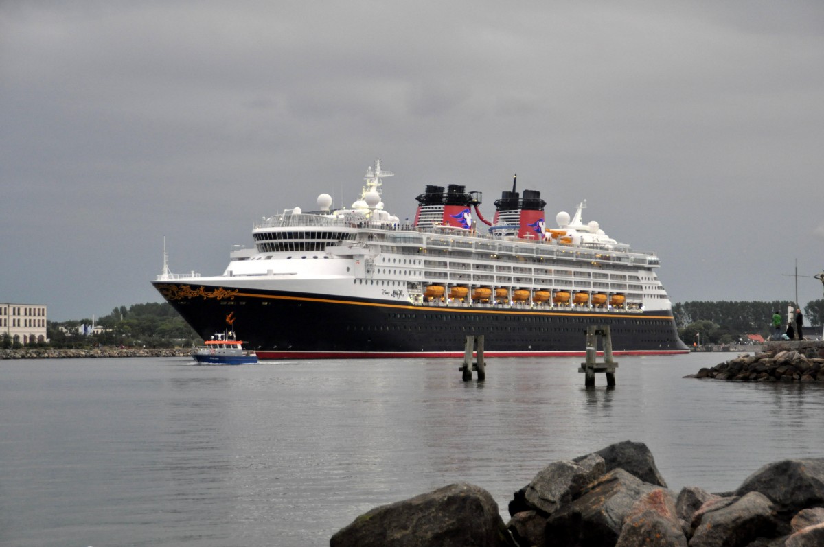 Man trifft sich immer zweimal im Leben( Schon 2011 in Barcelona) ,oder öfter! hier läuft die  Disney Magic  in Warnemünde am 16.07.2015 gegen 21:30 Uhr aus. Ihr Besuch war einmalig  in 2015.