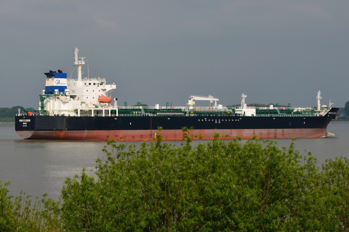 MARE DI GENOVA   Tanker  Lühe  05.05.2014    182 x 26m