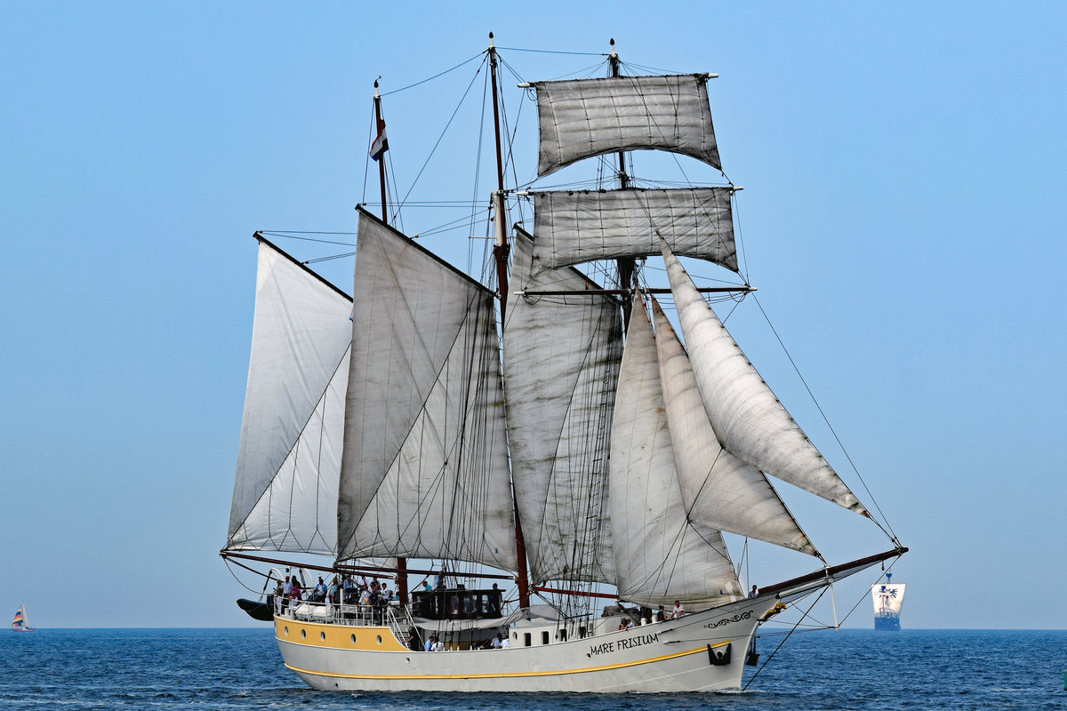 MARE FRISIUM am 22.07.2018 auf der Ostsee vor Lübeck-Travemünde. Rechts im Hintergrund ist die Kraweel LISA VON LÜBECK zu sehen.