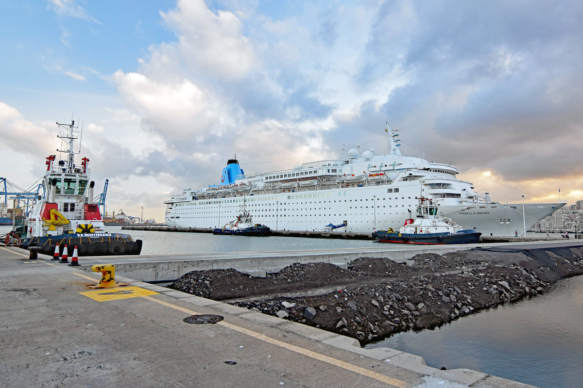 MARELLA DREAM am frühen Abend des 20.01.2018 im Hafen von Las Palmas de Gran Canaria