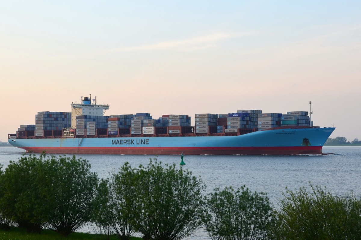 MARGRETHE MÄRSK   Containerschiff  Lühe 05.05.2014     367 x 43m