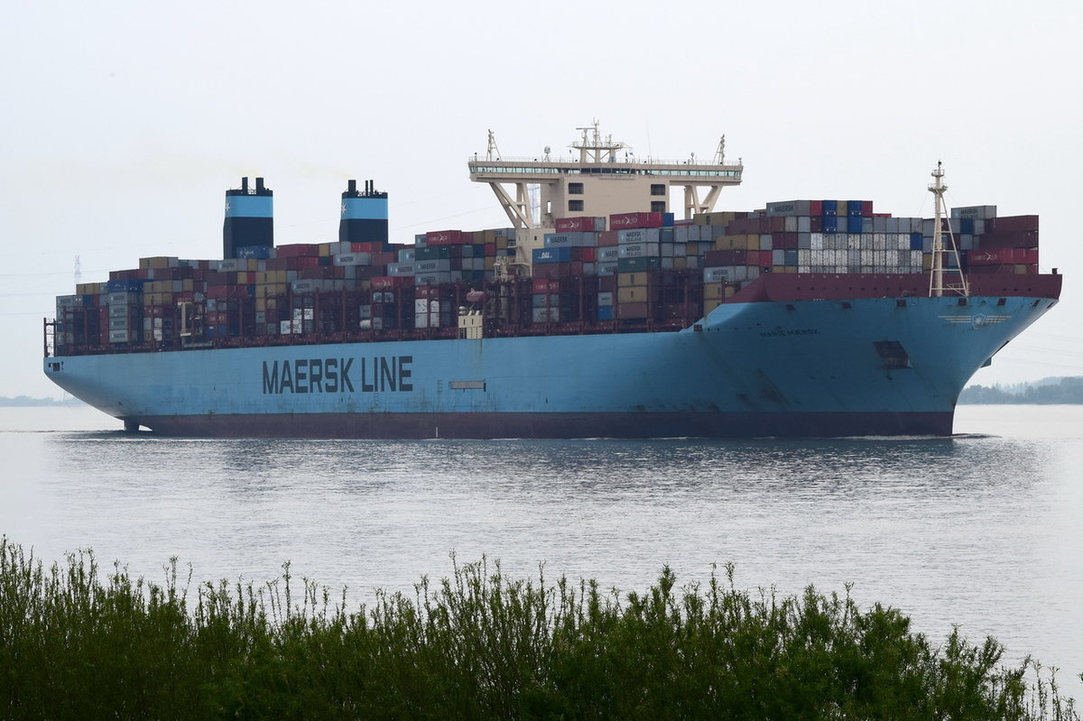 Marie Maersk , Containerschiff , IMO 9619933 , Baujahr 2013 , 18270 TEU , 399 × 58m ,  12.05.2017  Grünendeich
    