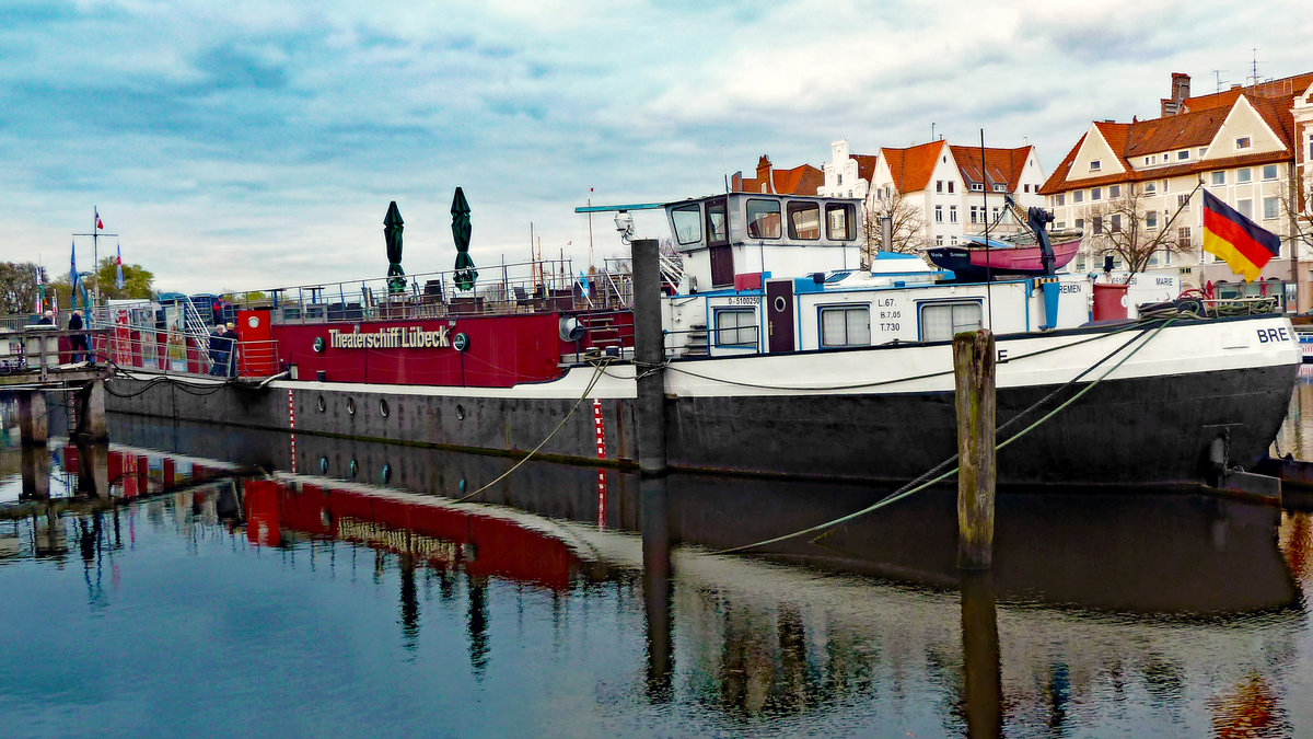 MARIE - das Theaterschiff Lübeck. Aufnahme vom 08.04.2017. Das 1956 gebaute Schiff ist rund 67 Meter lang und 7,05 Meter breit. Im ehemaligen Kohle- und Kiesfrachtraum befinden sich ein Theatersaal mit 156 Sitzplätzen sowie ein Foyer mit einer theaterbegleitenden Gastronomie. Weitere Informationen unter http://www.theaterschiffluebeck.de/ 