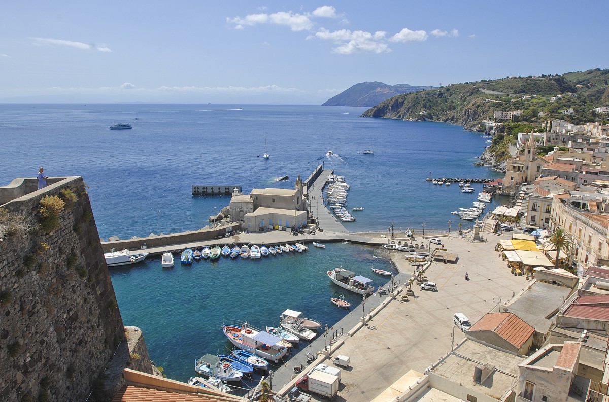 Marina Corta in Lipari vom Parco Archeologico aus gesehen. Aufnahme: Juli 2013.