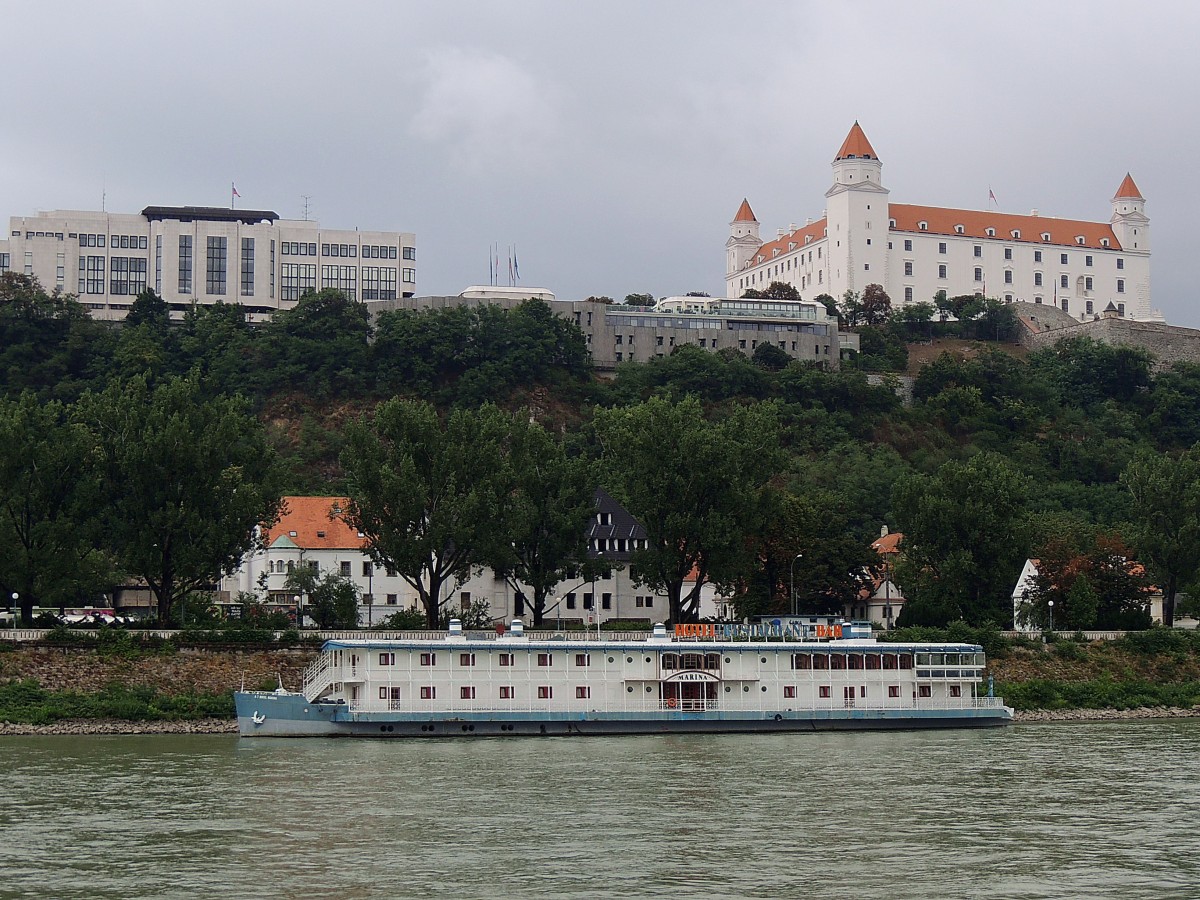 MARINA (Hotel-Restaurant-Bar) bzw. Botel hat 32 Kabinen, und liegt am rechten Donauufer unter der Burg in Bratislava; 130827