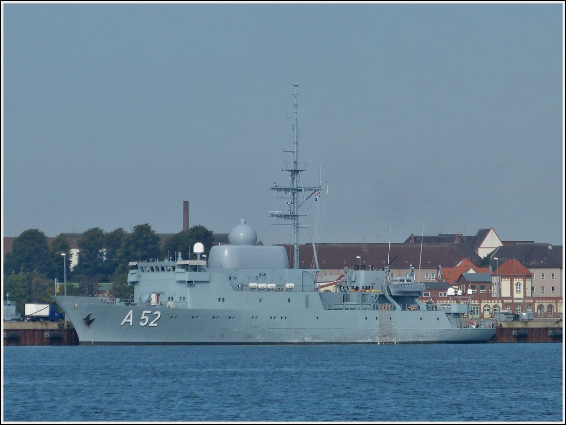 Marine Flottendienstboot „Oste“  A 52, L 83,5 m, B 14,6 m, Geschw 21 kn, Besatzung 36 mann, Motorenleistung 6600 KW ( 8980 Ps)P 1180264 Personenfhre ADLER 1, verkehrt seit 1984 zwischen Kiel und Holtenau, Flagge D, Heimathafen Kiel, L 14 m, B 5 m, Motor mit 160 Ps/ 118 KW, gesch. 8kn, kann 49 Personen aufnehmen. Kiel am 18.09.2013  