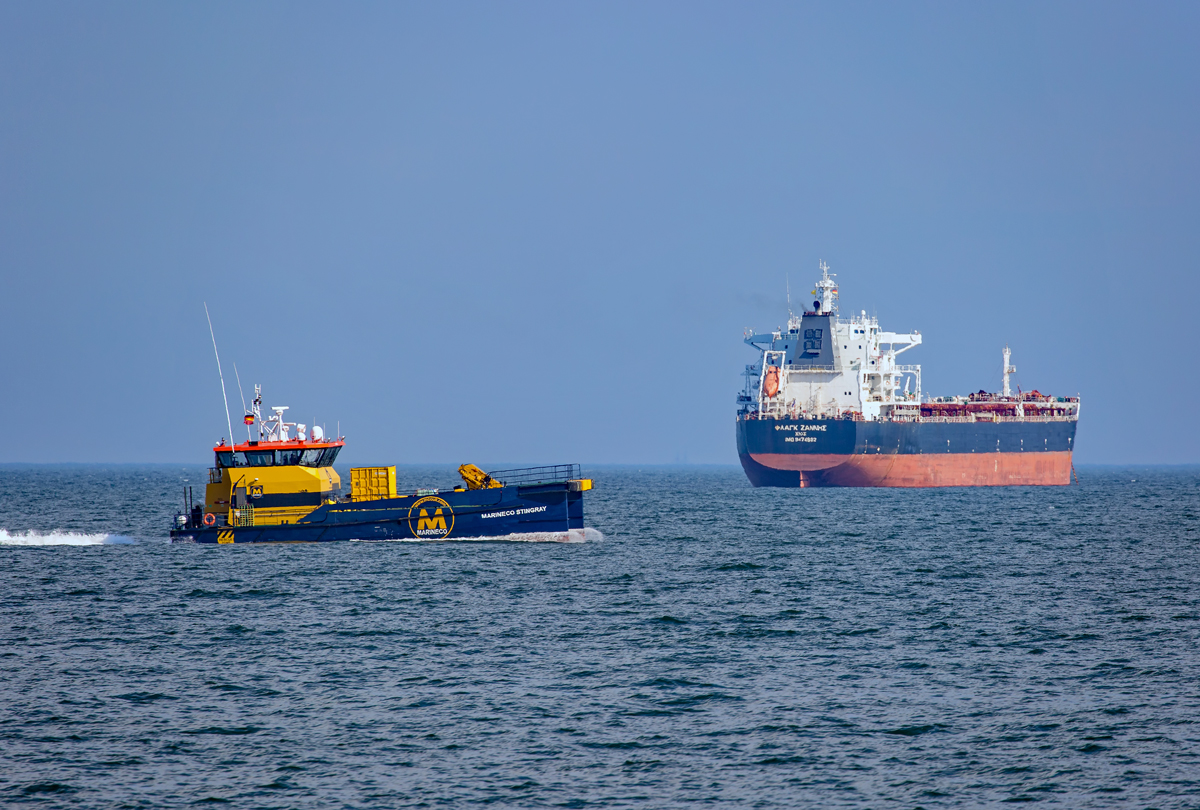 MARINECO STINGRAY (IMO: 9741073) auf Höhe von FLAG ZANNIS (IMO: 9474682) auf der Prorer Wiek. - 03.07.2017