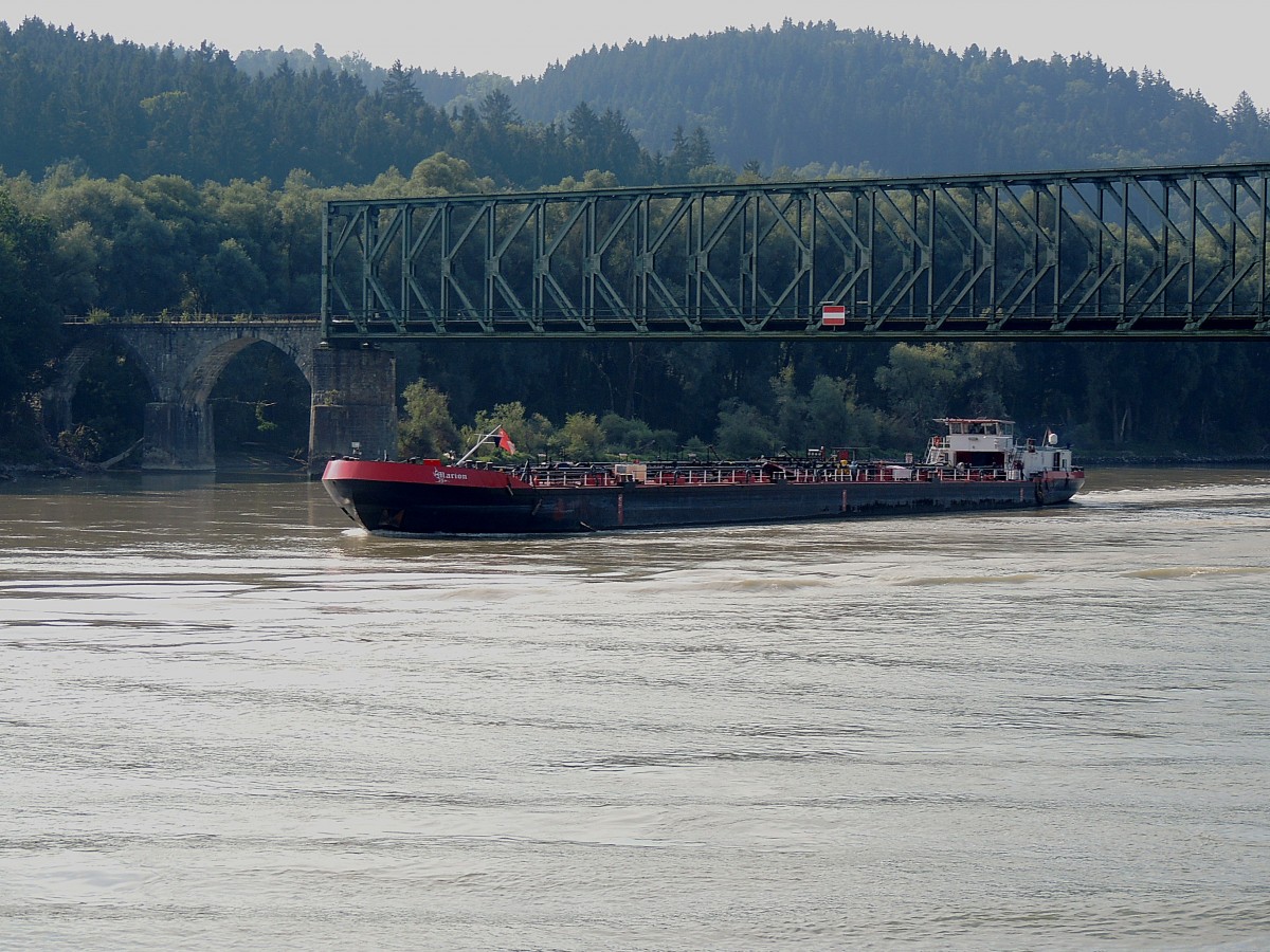 MARION(023117815; L=106; B=11mtr.; 1849t; 1140PS; Bj.1986) unterfährt die Kräutlsteinbrücke bei Passau(Lindau); 130831