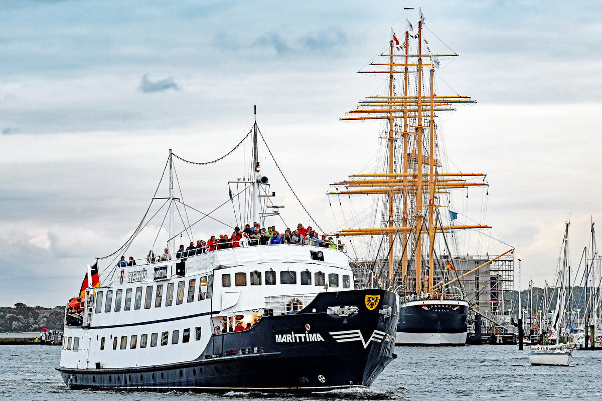 MARITTIMA im Hafen von Lübeck-Travemünde bei der Viermastbark PASSAT. Das Fahrgastschiff hat viele Personen an Bord; Menschen, die das am heutigen Abend (15.07.2016) in Travemünde eingelaufene Kreuzfahrtschiff MEIN SCHIFF 5 sehen möchten.