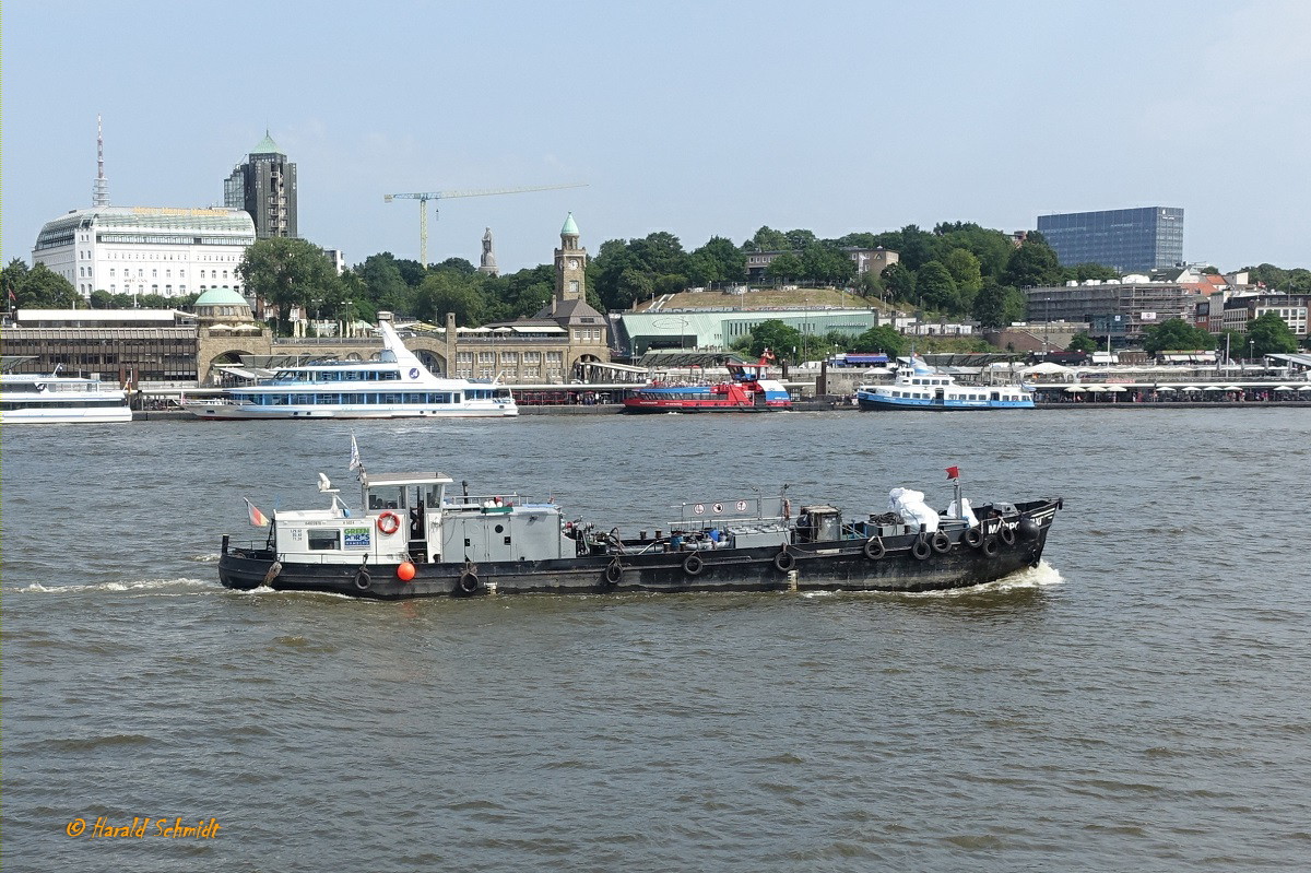 MARLPOL-TAXI (ENI 04022870) am 16.7.2021, Hamburg, Elbe, Höhe Landungsbrücken /
Ex-Name: ESSO 63 / Tonnage: 191 t / Lüa 29,0 m, B 5,4 m, Tg 1,39 m / 1 Deutz-Diesel, 169 kW (230 PS) / gebaut 1959 bei Beusing, Vlotho / Eigner: Carl Robert Eckelmann Cleaning u. Service GmbH, Hamburg / mit diesem Schiff können max.  150 cm² des sog. Sludge (Ölrückstände) von den Seeschiffen abgeholt und zu einer  Behandlungsanlage im Hamburger Hafen gebracht werden / 
Marpol (Marine Pollution) steht für das Internationale Übereinkommen zur Verhütung der Meeresverschmutzung durch Schiffe und ist weltweit gültig.
