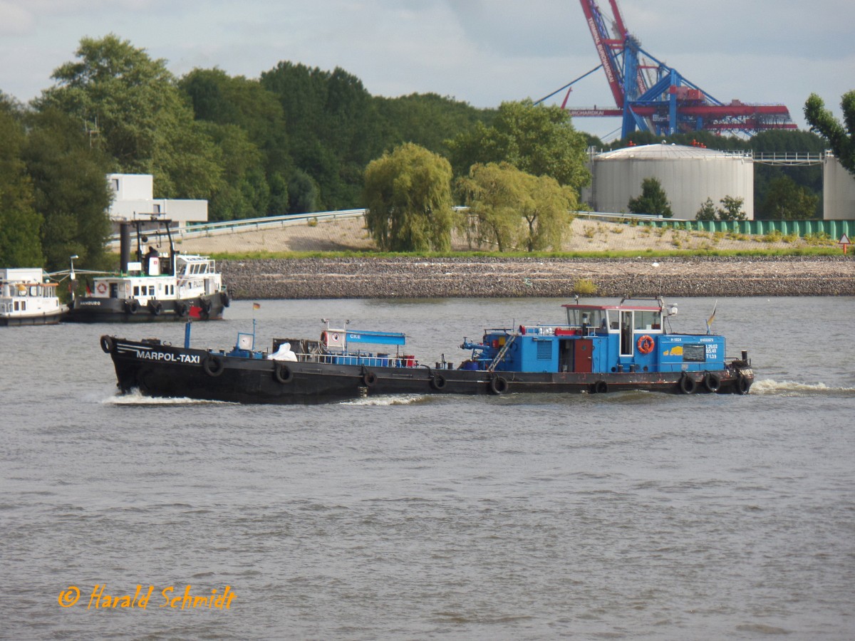 MARLPOL-TAXI (ENI 04022870) am 8.9.2015, Hamburg, Köhlfleet auslaufend /
Ex-Name: ESSO 63 / Tonnage: 191 t / Lüa 29,0 m, B 5,4 m, Tg 1,39 m / 1 Deutz-Diesel, 169 kW (230 PS) / gebaut 1959 bei Beusing, Vlotho / Eigner: Carl Robert Eckelmann Cleaning u. Service GmbH, Hamburg / mit diesem Schiff können max.  150 cm² des sog. Sludge (Ölrückstände) von den Seeschiffen abgeholt und zu einer  Behandlungsanlage im Hamburger Hafen gebracht werden / 
Marpol (Marine Pollution) steht für das Internationale Übereinkommen zur Verhütung der Meeresverschmutzung durch Schiffe und ist weltweit gültig.
