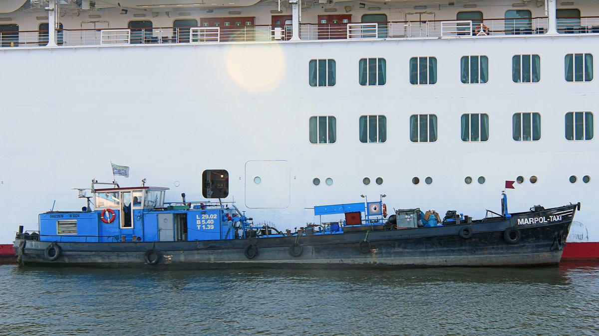 MARPOL-TAXI (ENI 04022870) am 3.9.2018 im Hafen von Hamburg