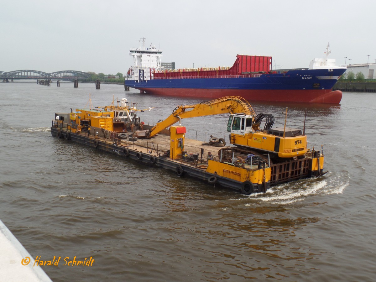 MARTIN FRIEDRICH am 6.5.2014, Hamburg, Elbe Höhe Baakenhafen, kurz vor den Norderelbbrücken /
Selbstfahrender Arbeitsponton / Lüa 40 m, B 11 m / an Bord ein Raupenbagger „Liebherr 974“ /
