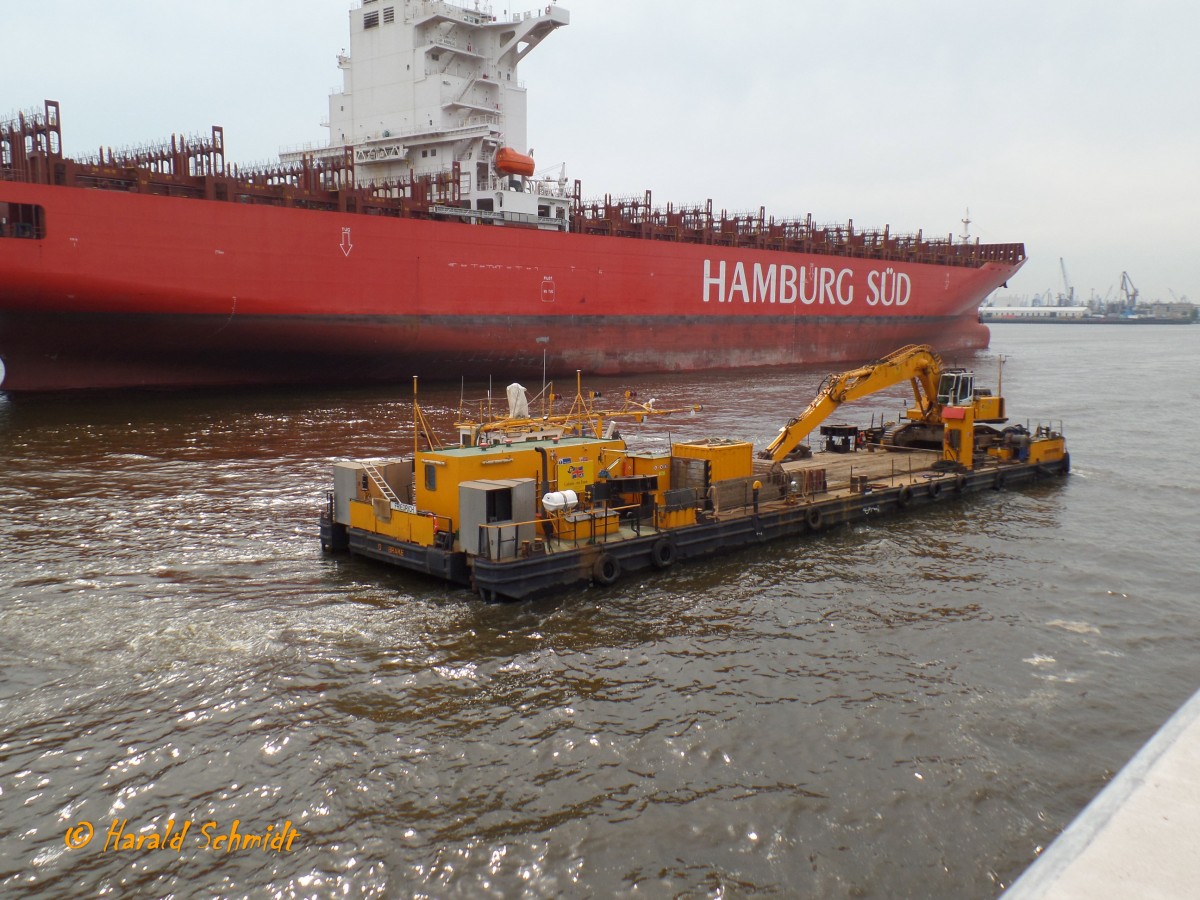 MARTIN FRIEDRICH am 6.5.2014, Hamburg, Elbe Höhe Baakenhafen, kurz vor den Norderelbbrücken /
Selbstfahrender Arbeitsponton / Lüa 40 m, B 11 m / an Bord ein Raupenbagger „Liebherr 974“ /
