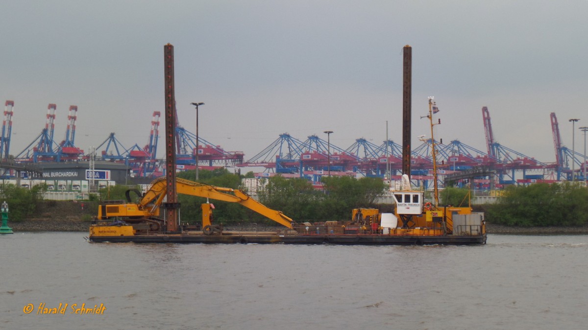 MARTIN FRIEDRICH am 6.5.2014, Hamburg, im Köhlbrand
Selbstfahrender Arbeitsponton / Lüa 40 m, B 11 m / an Bord ein Raupenbagger „Liebherr 974“ /
