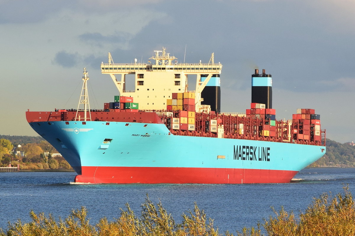 MARY MAERSK , Containerschiff , IMO 9619921 , Baujahr 2013 ,  399 × 59m , 18270 TEU , 02.11.2018 Grünendeich