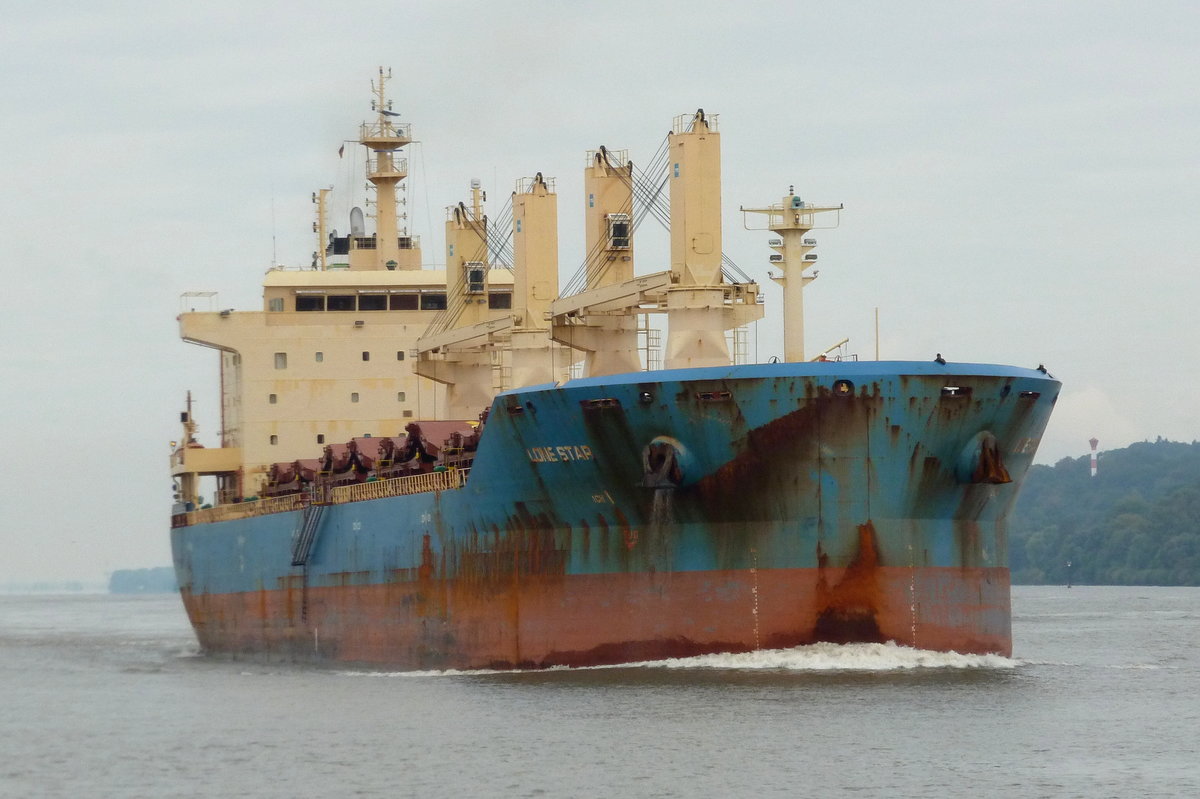 Massengutfrachter 'Lone Star', Flagge: Marshall-Inseln, Bj. 2012, auf der Elbe bei Finkenwerder am 10.10.2016.