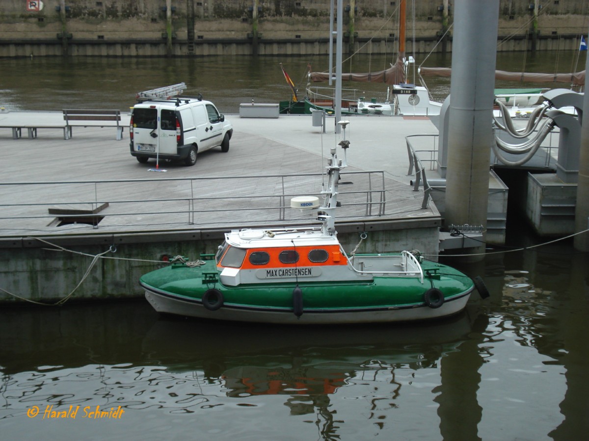 MAX CARSTENSEN am 11.5.2010, Hamburg, Sandtorhafen /
ehem. Seenotrettungsboot der 7 m-Klasse zugeordnet, jedoch baugleich mit den ersten Tochterbooten der 23 m-Seenotkreuzern / Lüa 6,8 m, B 2,34 m, Tg 0,7 m / 1 Diesel, 50 kW, 68 PS, 10 kn / 1981 bei Schweers in Bardenfleth  / Außerdienststellung März 2002, seitdem in Privathand /

