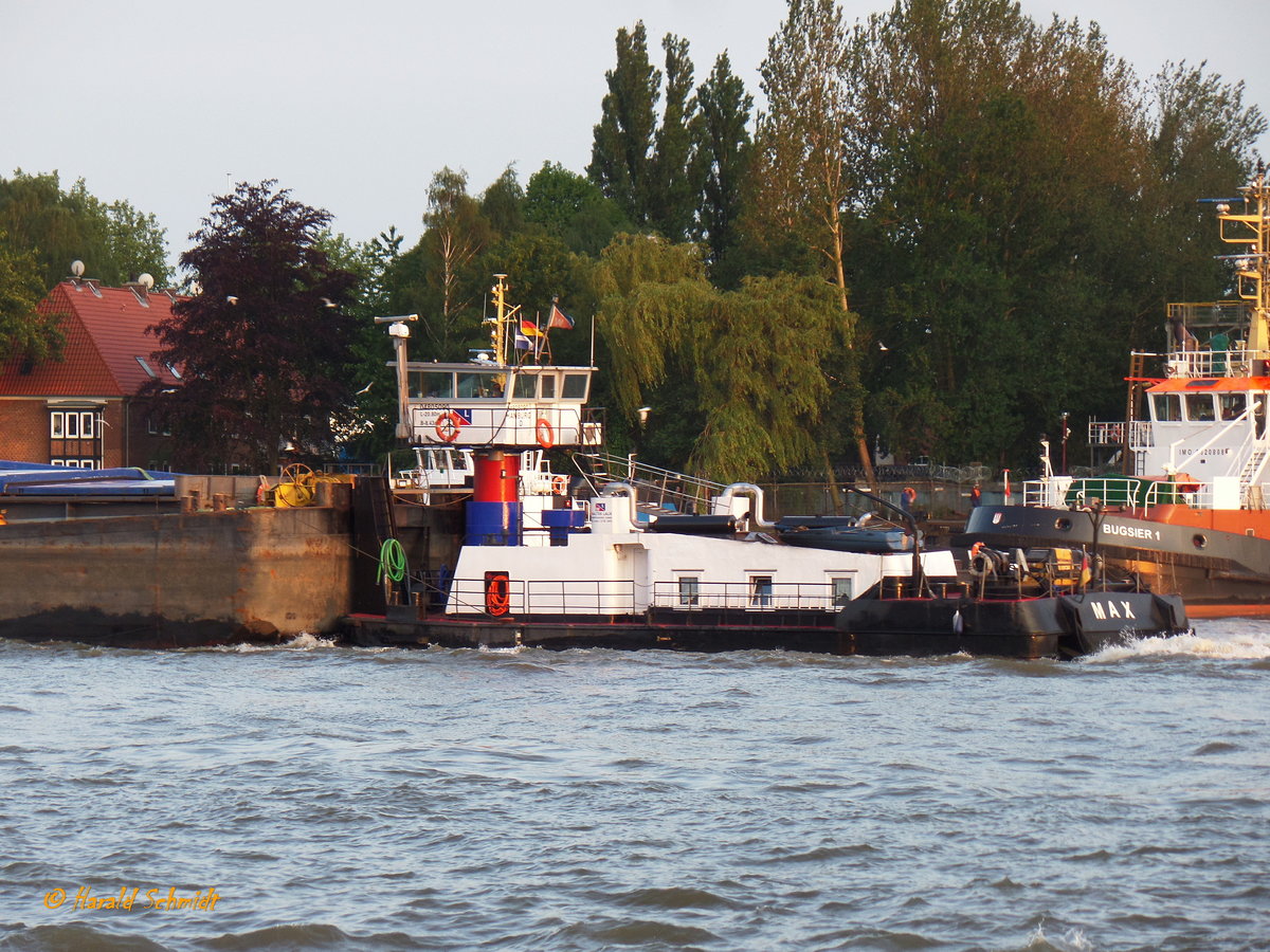 MAX (ENI 04805090) am 27.5.2016, Hamburg, Elbe vor Blohm+Voss Dock Elbe 17 /
Ex-Namen: BIZON-O-26, ARTEVELDE, DONAU STAR VII  /
Schubschiff / Lüa 20,8 m, B 8,43 m, Tg 1,6 m / 2 Detroit-Diesel, ges.882 kW ( 1200 PS) / gebaut 1970 bei Tczewska Stocznia Rzeczna, Tczew, Polen /
