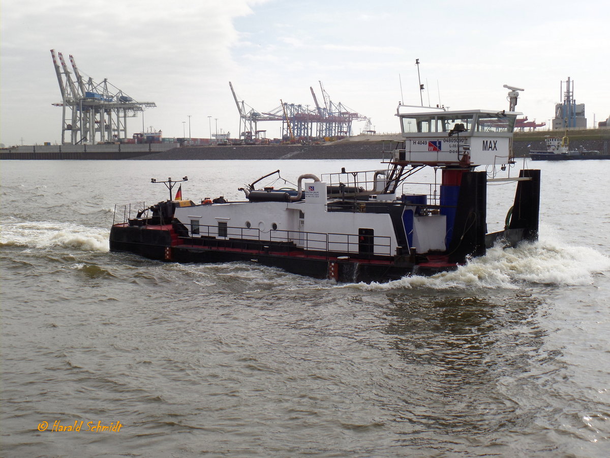 MAX (ENI 04805090)(H 4049) am 16:3:2017, Hamburg, Elbe Höhe Altona /
Ex-Namen:  BIZON-O-26, Artevelde, DONAU STAR VII /
Schubschiff / Lüa 20,8 m, B 8,43 m, Tg 1,62 m / seit 2014 2 Detroit Diesel, ges. 882 kW (1.200 PS), gebaut 1970 bei Tczewska Stocznia Rzeczna, Tczew, PL / Eigner: Walter Lauk, Hamburg,  Flagge: D /
