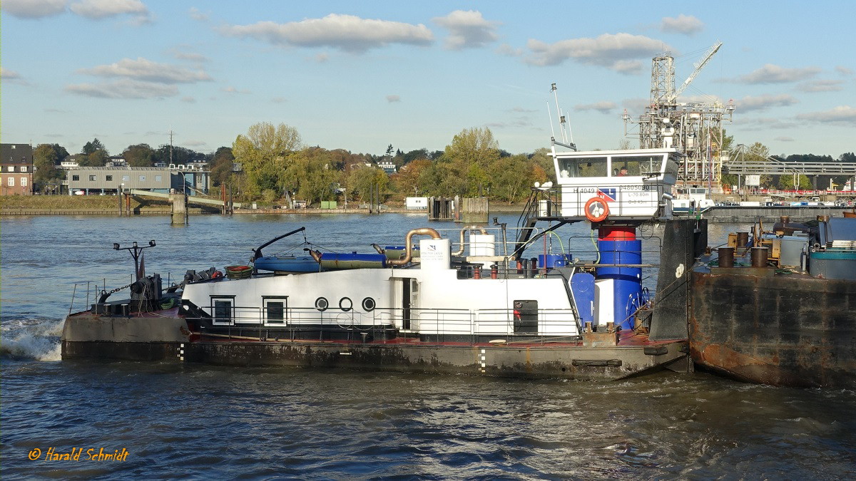 MAX (ENI 04805090)(H 4049) am 30.10.2019, HH-Finkenwerder, Köhlfleethafen /
Ex-Namen:  Bizon-O-26, Artevelde,Donau Star VII /
Schubschiff / Lüa 20,8 m, B 8,43 m, Tg 1,62 m / seit 2014 2 Detroit Diesel, ges. 882 kW (1.200 PS), gebaut 1970 bei Tczewska Stocznia Rzeczna, Tczew, PL / Eigner: Walter Lauk, Hamburg,  Flagge: D /
