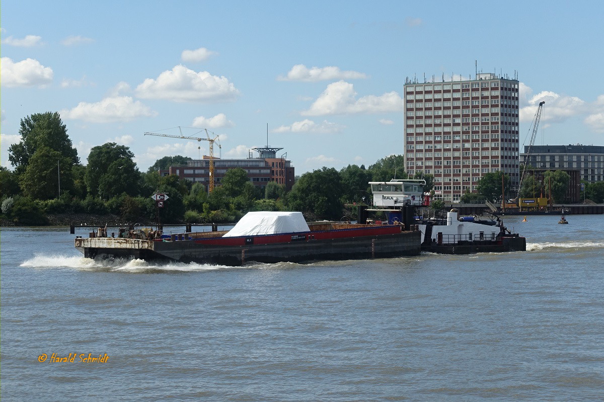 MAX (ENI 04805090)(H 4049) am 9.8.2022, als Koppelverband mit der Barg WL5, Hamburg, Elbe Höhe Neumühlen / 
Ex-Namen:  Bizon-O-26, Artevelde,Donau Star VII /
Schubschiff / Lüa 20,8 m, B 8,43 m, Tg 1,62 m / seit 2014 2 Detroit Diesel, ges. 882 kW (1.200 PS), gebaut 1970 bei Tczewska Stocznia Rzeczna, Tczew, PL / Eigner: Walter Lauk, Hamburg,  Flagge: D /
