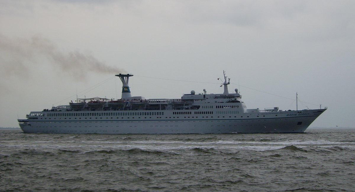 MAXIM GORKIY - 1969 in Hamburg gebaut - ex HAMBURG / HANSEATIC --Am 09.02 2006 auf der Weser
