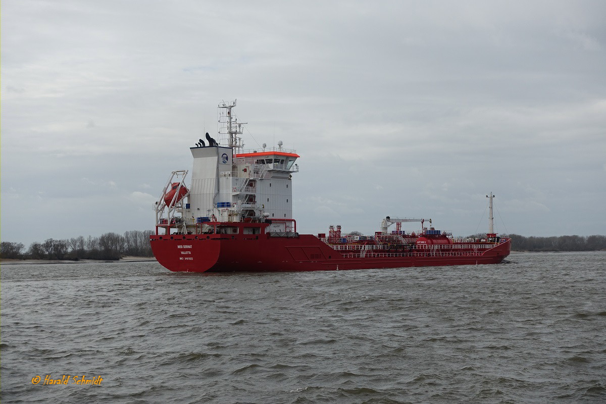 MED SERHAT (IMO 9461922) am 28.3.2021: Hamburg auslaufend, Elbe Höhe Wittenbergen /
Chemie- / Öltanker / BRZ 5.651 / Lüa 119,9 m, B 17,2 m, Tg 7,2 m / 1 Diesel  MaK / Typ 8M32C, 4.000 kW (5.440 PS), 11,9 kn / gebaut 2020 bei Erigli Shipyard, Türkei  / Eigner+Manager: MED Marine Istanbul, Türkei / Flagge: Malta, Heimathafen: Valetta  /
