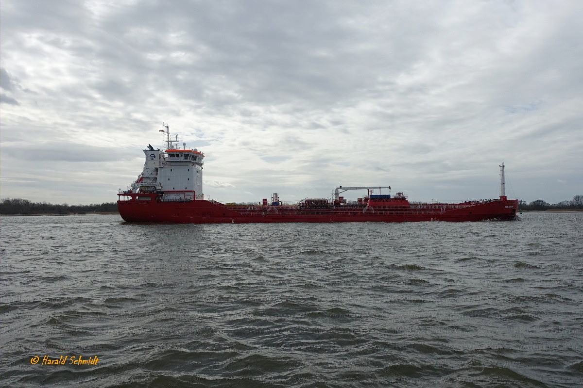 MED SERHAT (IMO 9461922) am 28.3.2021: Hamburg auslaufend, Elbe Höhe Wittenbergen / Chemie- / Öltanker / BRZ 5.651 / Lüa 119,9 m, B 17,2 m, Tg 7,2 m / 1 Diesel MaK / Typ 8M32C, 4.000 kW (5.440 PS), 11,9 kn / gebaut 2020 bei Erigli Shipyard, Türkei / Eigner+Manager: MED Marine Istanbul, Türkei / Flagge: Malta, Heimathafen: Valetta /