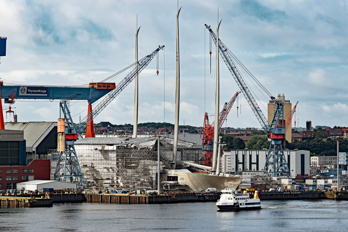 Mega...
was hier in Kiel entsteht.
Die Fähre HEIKENDORF hat sicherlich nur einen Bruchteil von dem gekostet, was auf dieser Werft vollendet wird. 

Aufnahme vom 23.08.2016