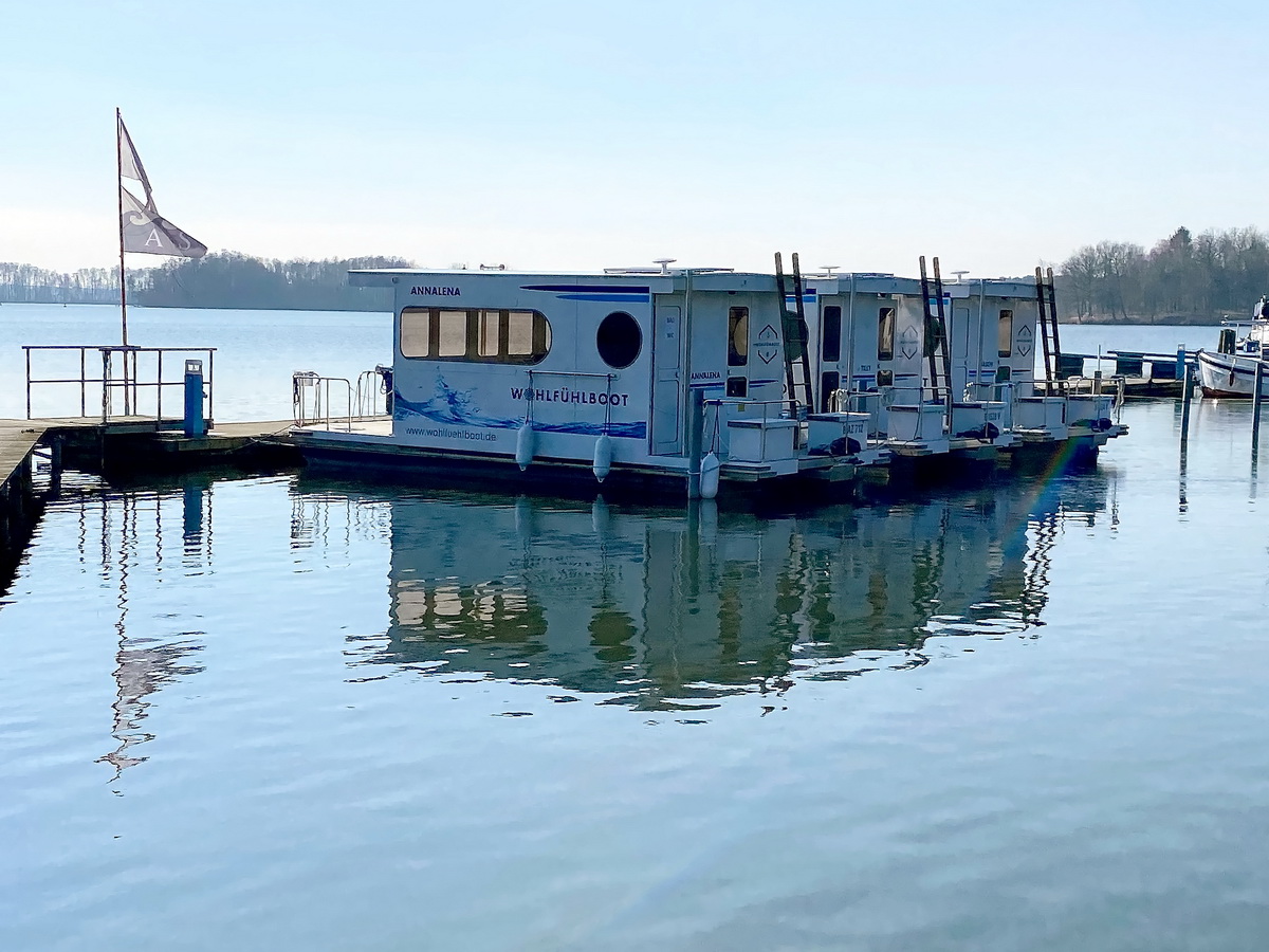 Mehrere Hausflösse liegen am Rande des Scharmützelsee bei Bad Saarow an der Seestraße am 05. März 2022.