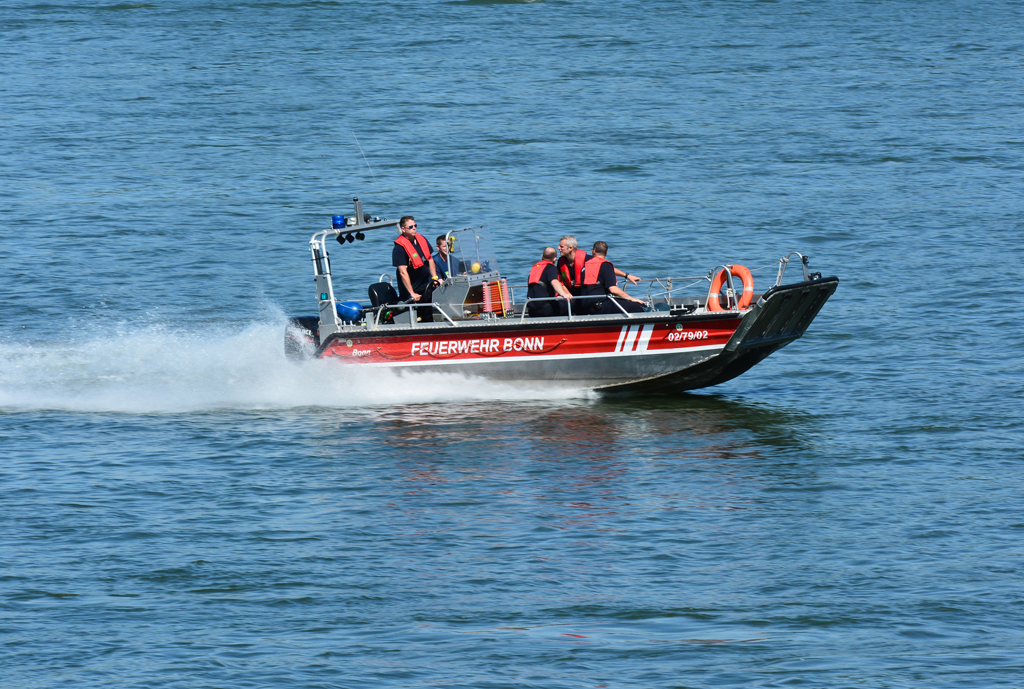 Mehrzweckboot der Feuerwehr Bonn auf dem Rhein in Bonn - 17.08.2016