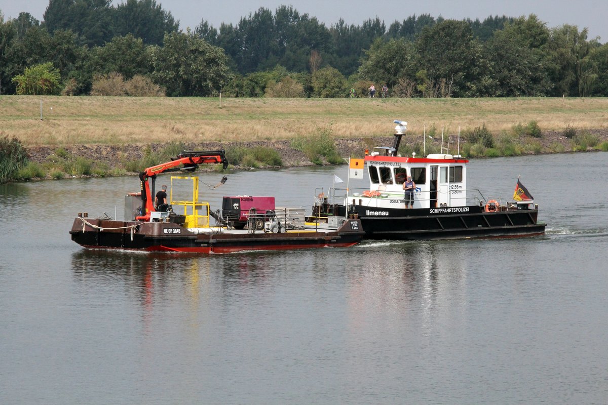 Mehrzweckboot Ilmenau der Schifffahrtspolizei Uelzen (05037860 , 12,55 x 3,80) kam am 23.08.2018 mit dem Arbeitsponton UE OP3845 (11,70 x 6,50m) auf dem Elbe-Seitenkanal zu Berg zum Unteren Vorhafen des Schiffshebewerkes Scharnebeck.