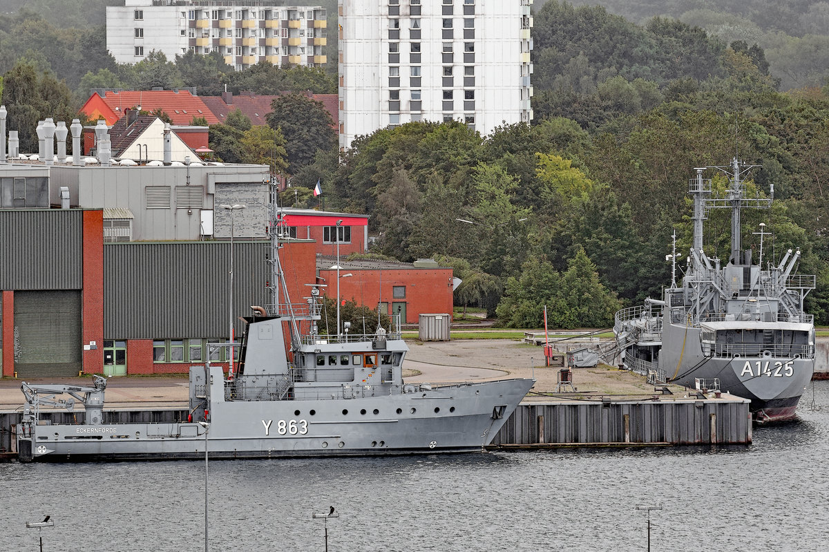 Mehrzweckboot Y 863 STOLLERGRUND am 21.08.2016 im Hafen von Kiel. Rechts im Bild der Betriebsstofftransporter A 1425 AMMERSEE