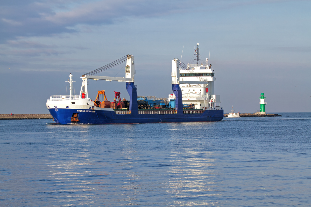 Mehrzweckfrachter  Onego Rotterdam  ( Anna ) am Warnemünder Molenfeuer. - 15.01.2014