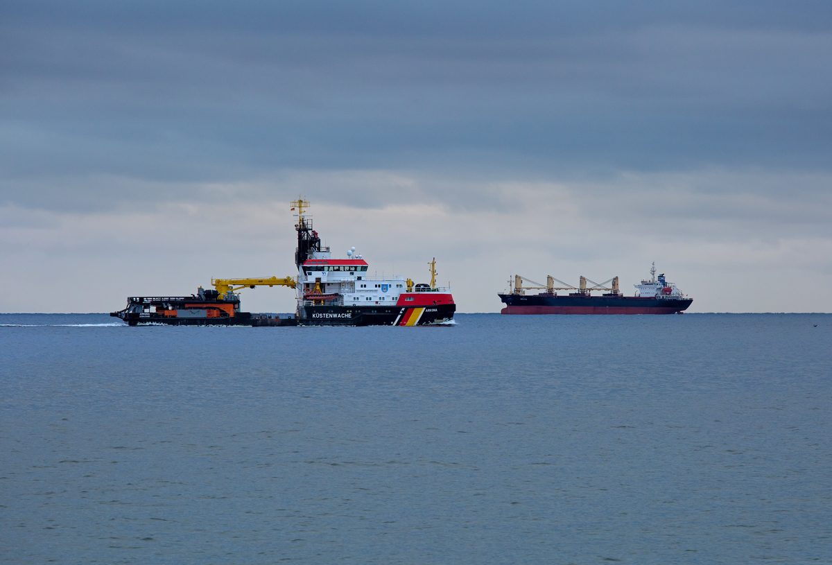 Mehrzweckschiff Arkona  (IMO: 9285811) des Wasser- und Schifffahrtamt Stralsund vor Sassnitz. - 17.01.2015