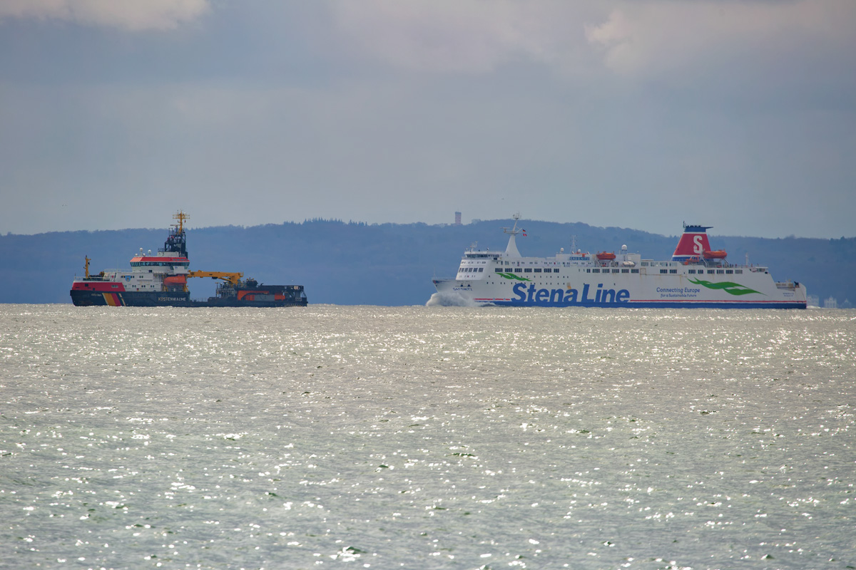 Mehrzweckschiff Arkona (IMO: 9285811) des Wasser- und Schifffahrtsamt Stralsund mit Stena Line Fähre SASSNITZ auf der Prorer Wiek . - 16.04.2017