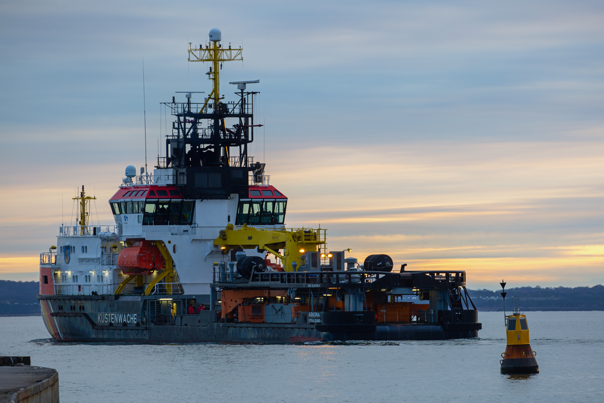 Mehrzweckschiff Arkona (IMO 9285811) der Küstenwache am frühen Abend auslaufend in Sassnitz. - 22.01.2022
