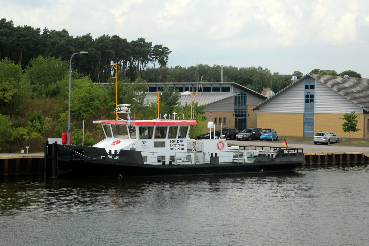 Mehrzweckschiff Biber (05042370 , 22,78 x 7,20m) mit Eisbrecher-Funktion vom WSA Magdeburg lag am 30.06.2014 am Bauhof Hohenwarthe / Aussenstelle Niegripp. 