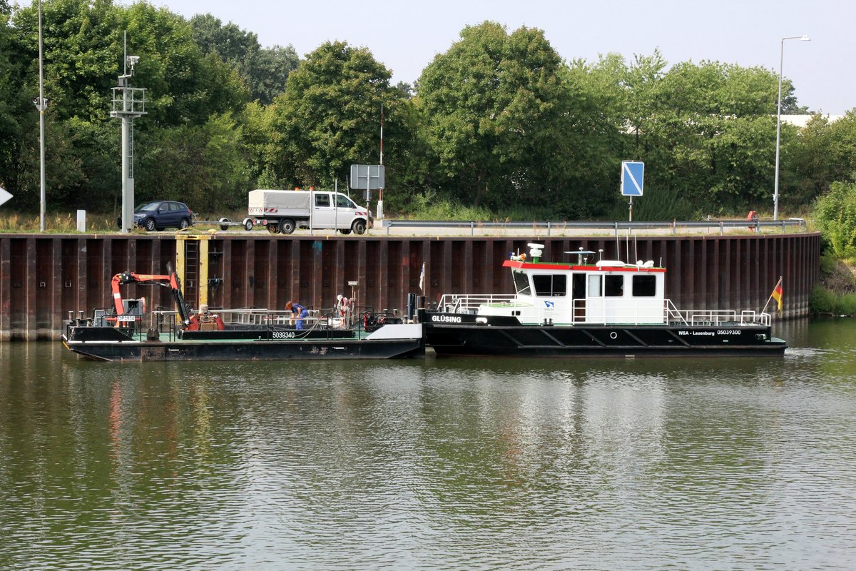 Mehrzweckschiff Glüsing (05039300 , 14,63 x 3,82) vom WSA Lauenburg mit dem Arbeitsponton DP3934 (5039340) am 23.08.2018 im Unteren Vorhafen des Schiffshebewerkes Scharnebeck (ESK).